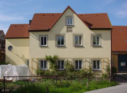 Dieses Haus ist auf den Grundmauern der Mühle erbaut, die Hannß betrieb